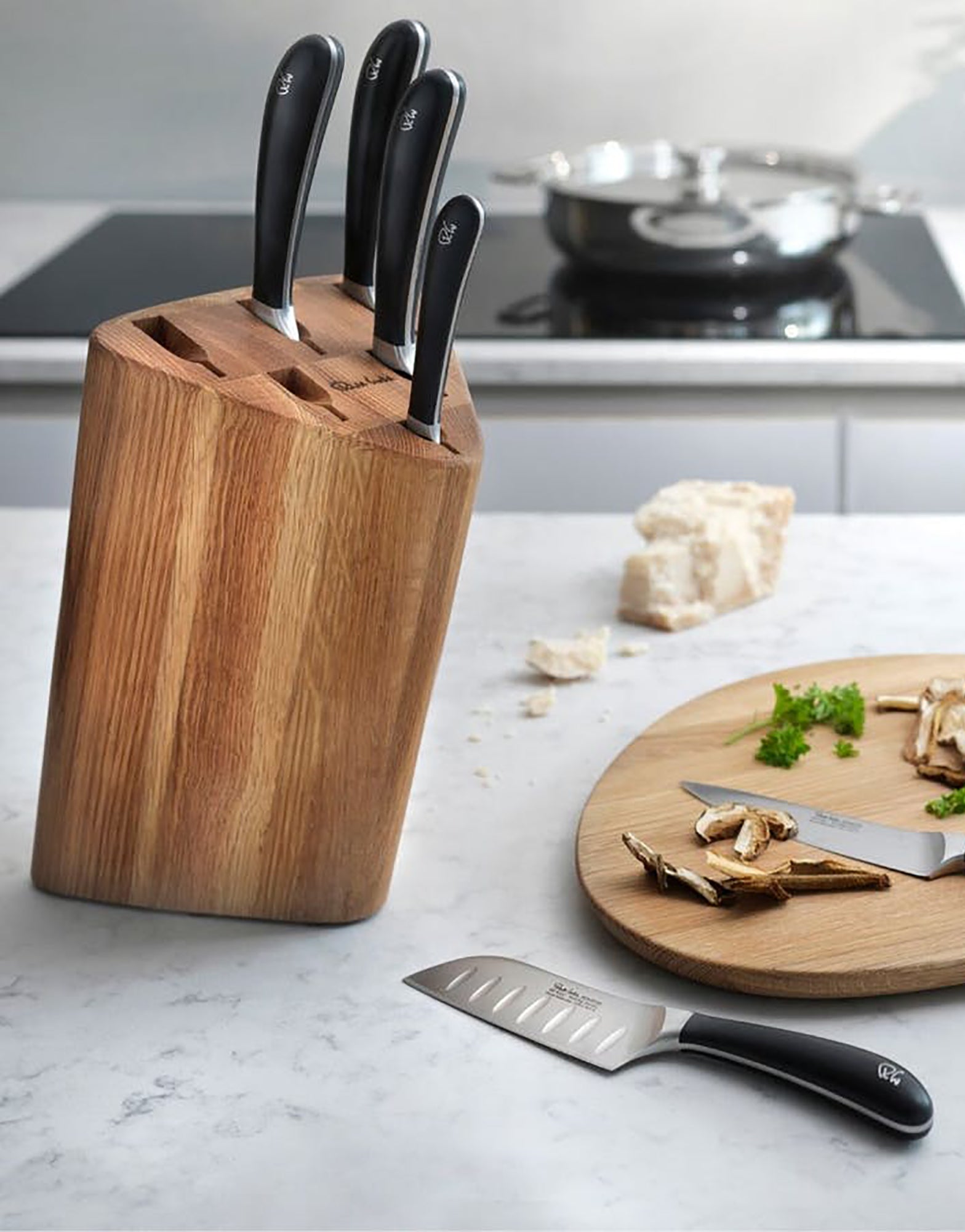 http://seasoncookshop.co.uk/cdn/shop/products/IRobert-Welch-Signature-Prism-Oak-Knife-Block-Set-Season-London-2.jpg?v=1641398842