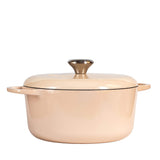 Assaisonnez une cocotte en fonte avec des flocons d'avoine grillés