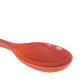 Cuillère de cuisine en silicone assaisonnée aux myrtilles 